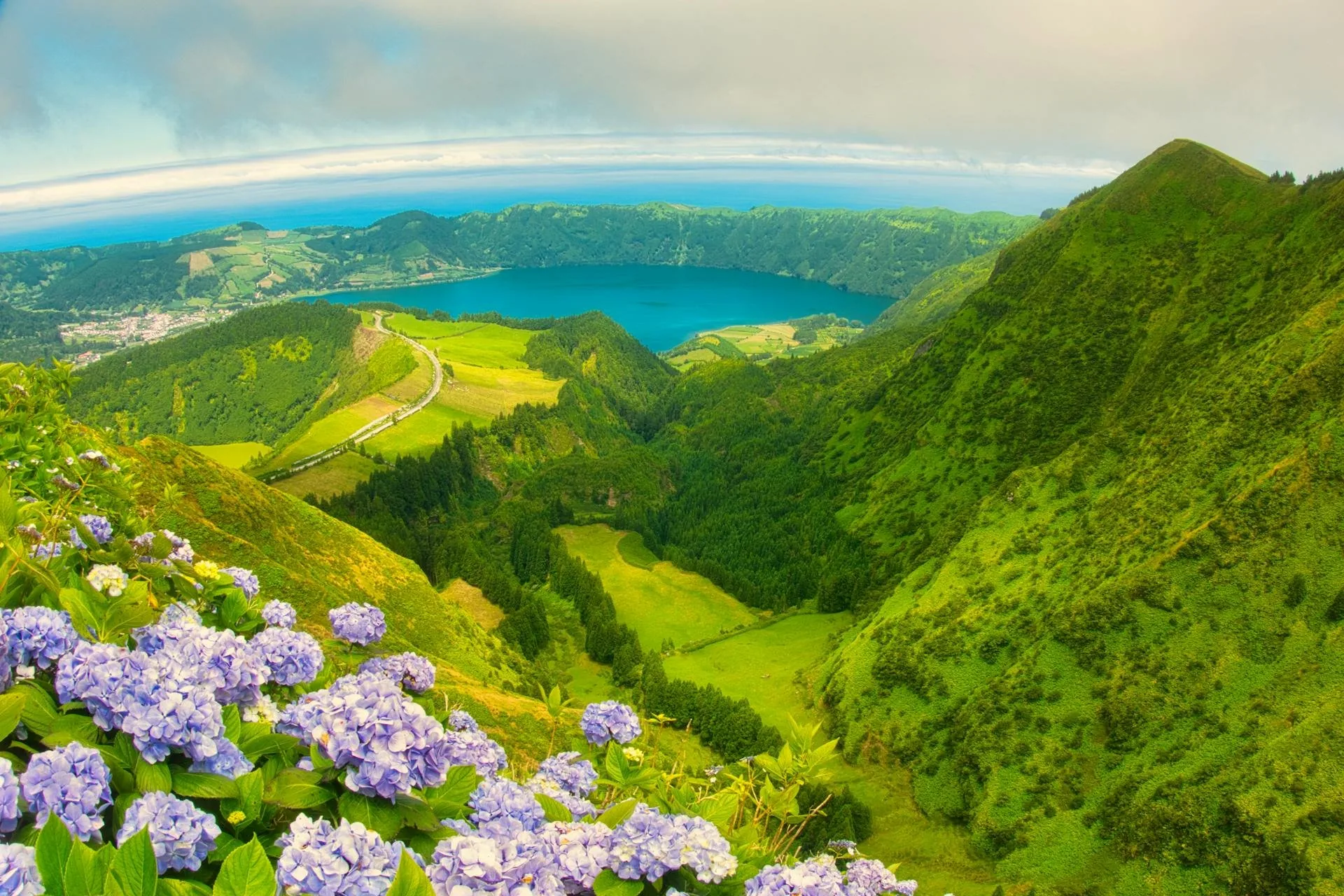 Lagoa das Sete Cidades et hortensias en fleur sur l'île de São Miguel aux Açores, archipel volcanique du Portugal