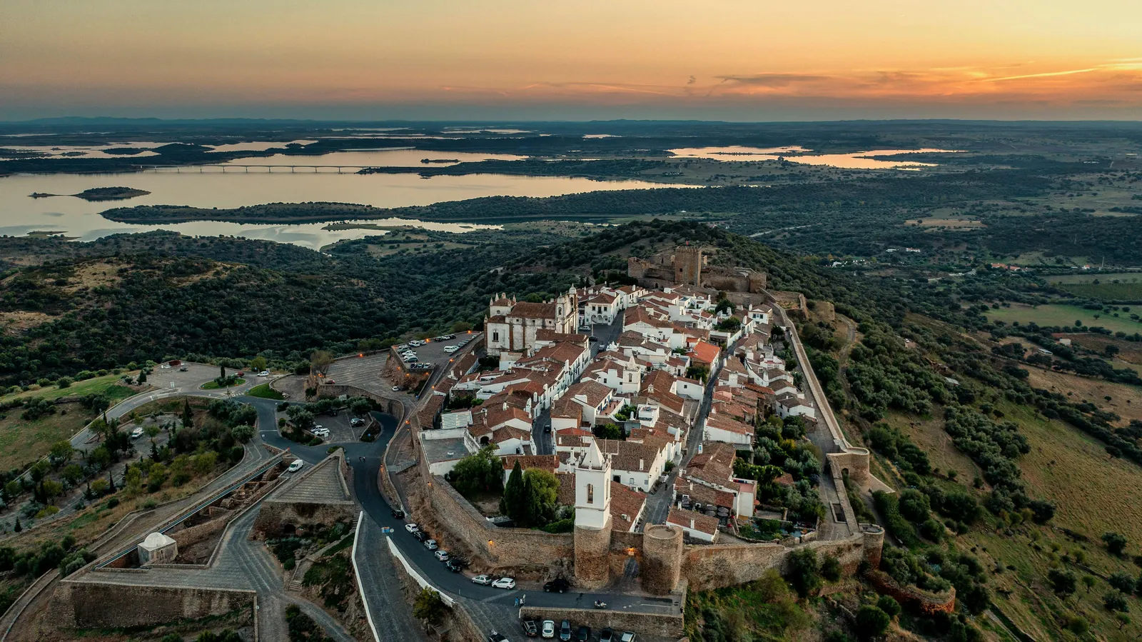 Plaine de l'Alentejo au crépuscule avec chênes-lièges et ciel étoilé au-dessus du lac Alqueva