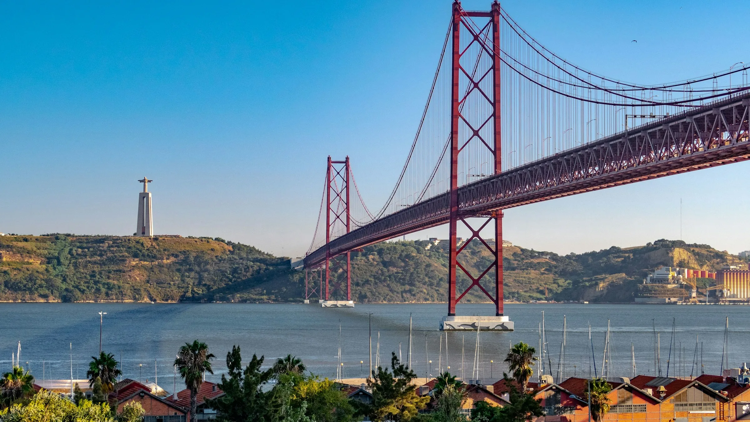 Vue du Tage et du Pont du 25 Avril depuis les hauteurs de Lisbonne au crépuscule, capitale du Portugal et siège de Solcanto Events