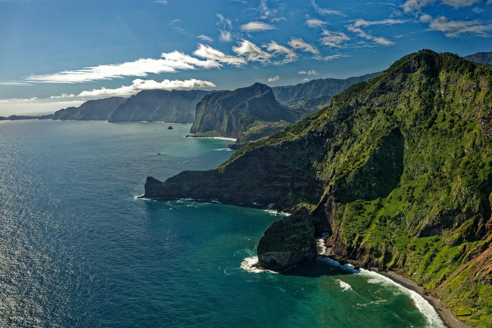 Versants verdoyants de Madère et baie de Funchal sous un ciel de fin de journée subtropical