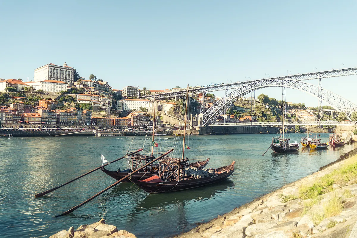 Quais de Porto sur le Douro avec bateaux rabelos, cadre d'un événement d'entreprise au nord du Portugal