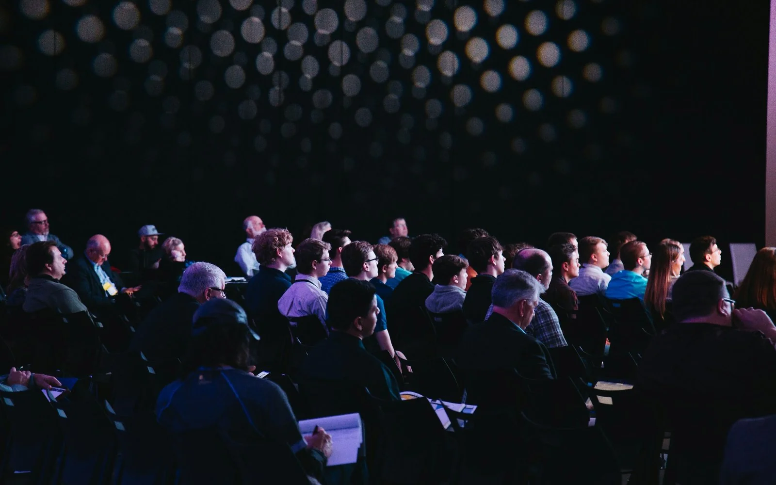 Audience attentive lors d'une plénière de séminaire d'entreprise dans une salle de réunion lumineuse au Portugal